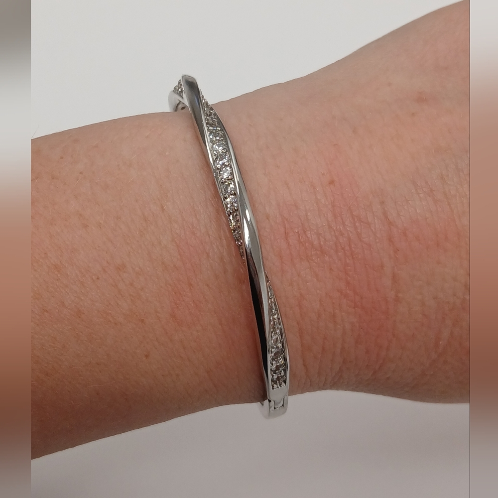 New 18k White Gold Filled Elegant Twisted Bangle Locking Snap On Bracelet